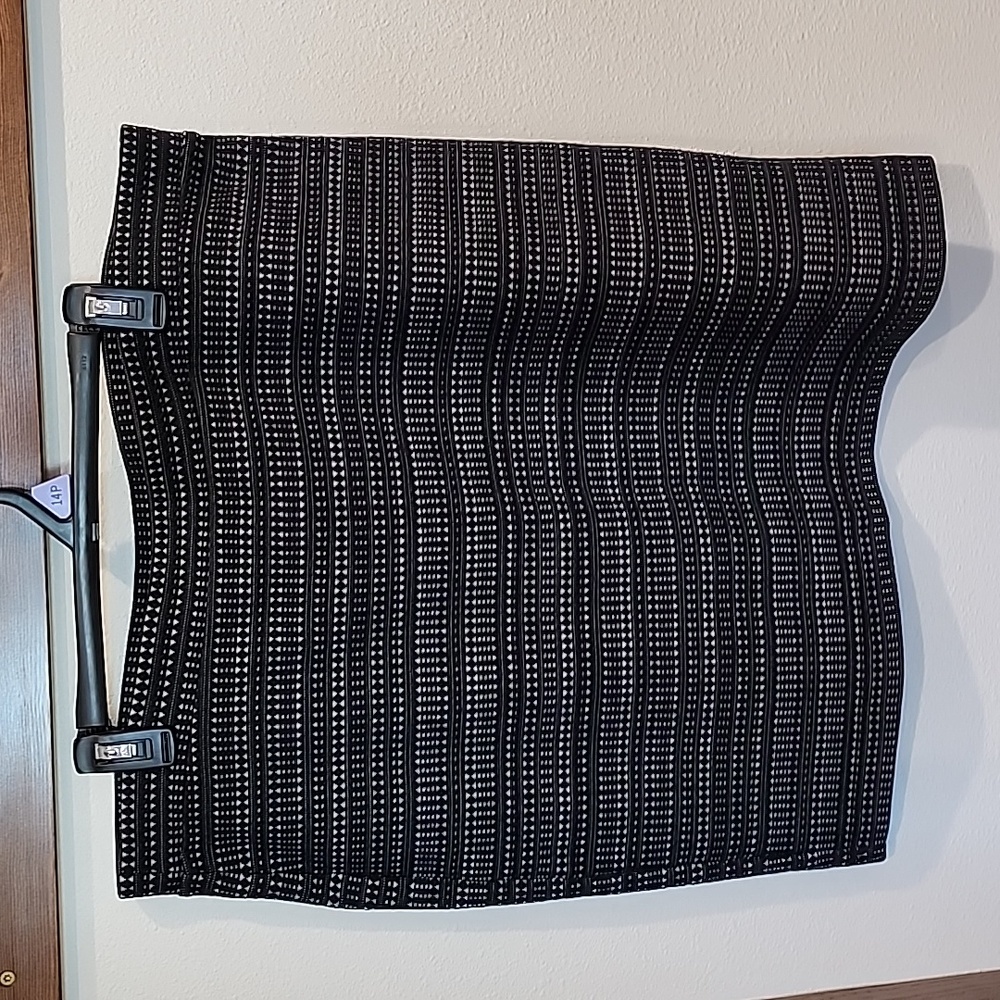 Black and light gray pattern pencil skirt
